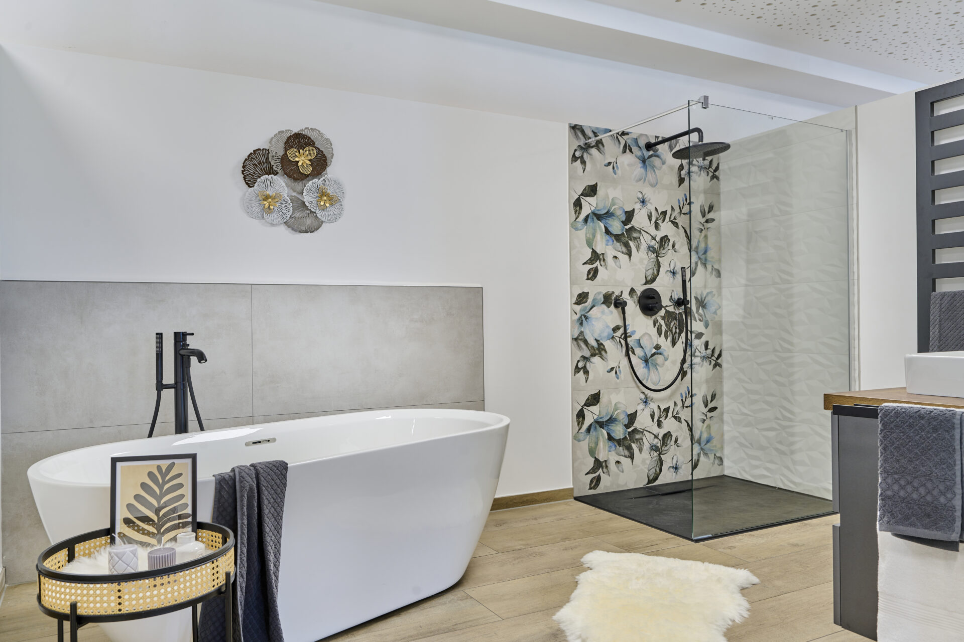 Ausstellung eines Bades - Duschkabine mit Glasfronten und eine freistehende Badewanne