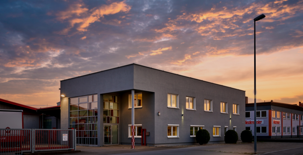 Das Union-Gebäude vor klarem Himmel, bei dem die Sonne gerade aufgeht