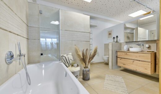 Darstellung eines Bades mit Badewanne, Duschkabine und Waschtisch