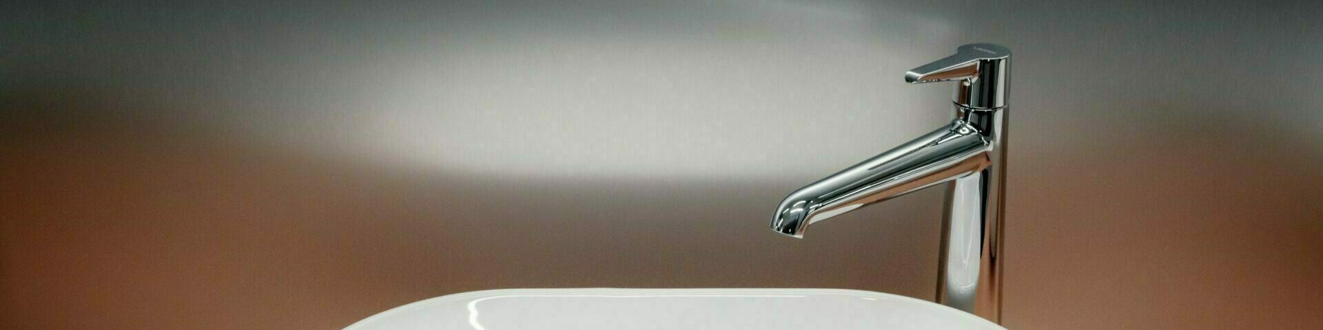 Waschbecken mit Wasserhahn