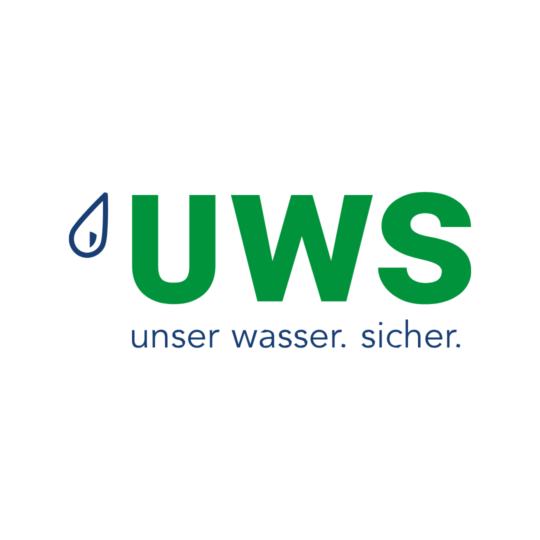 Das Bild zeigt das Herstellerlogo des für die Wasseraufbereitung bekannten Herstellers UWS. Das Logo ist in den Farben grün und blau gehalten.