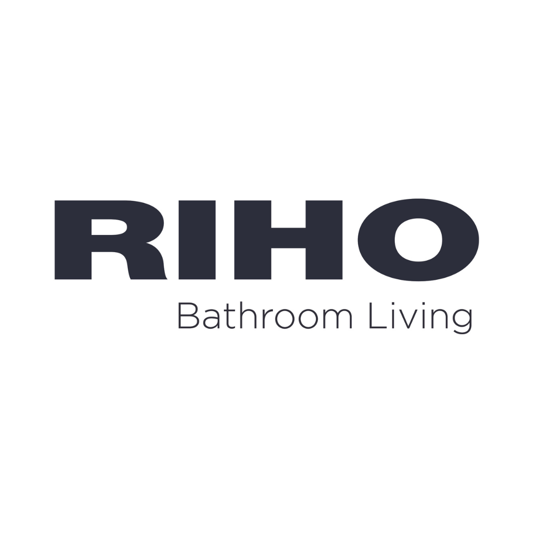 Das Bild zeigt das Logo des Sanitär Herstellers Riho. Der Hersteller ist für seine Acryl Badewannen und Waschtische bekannt. Der Hintergrund ist weiß der Schriftzug des Logos ist in schwarz gehalten.